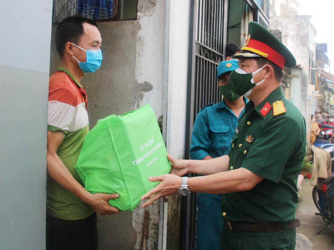 Trao 3.500 suất quà tặng người dân khó khăn tại TP Hồ Chí Minh